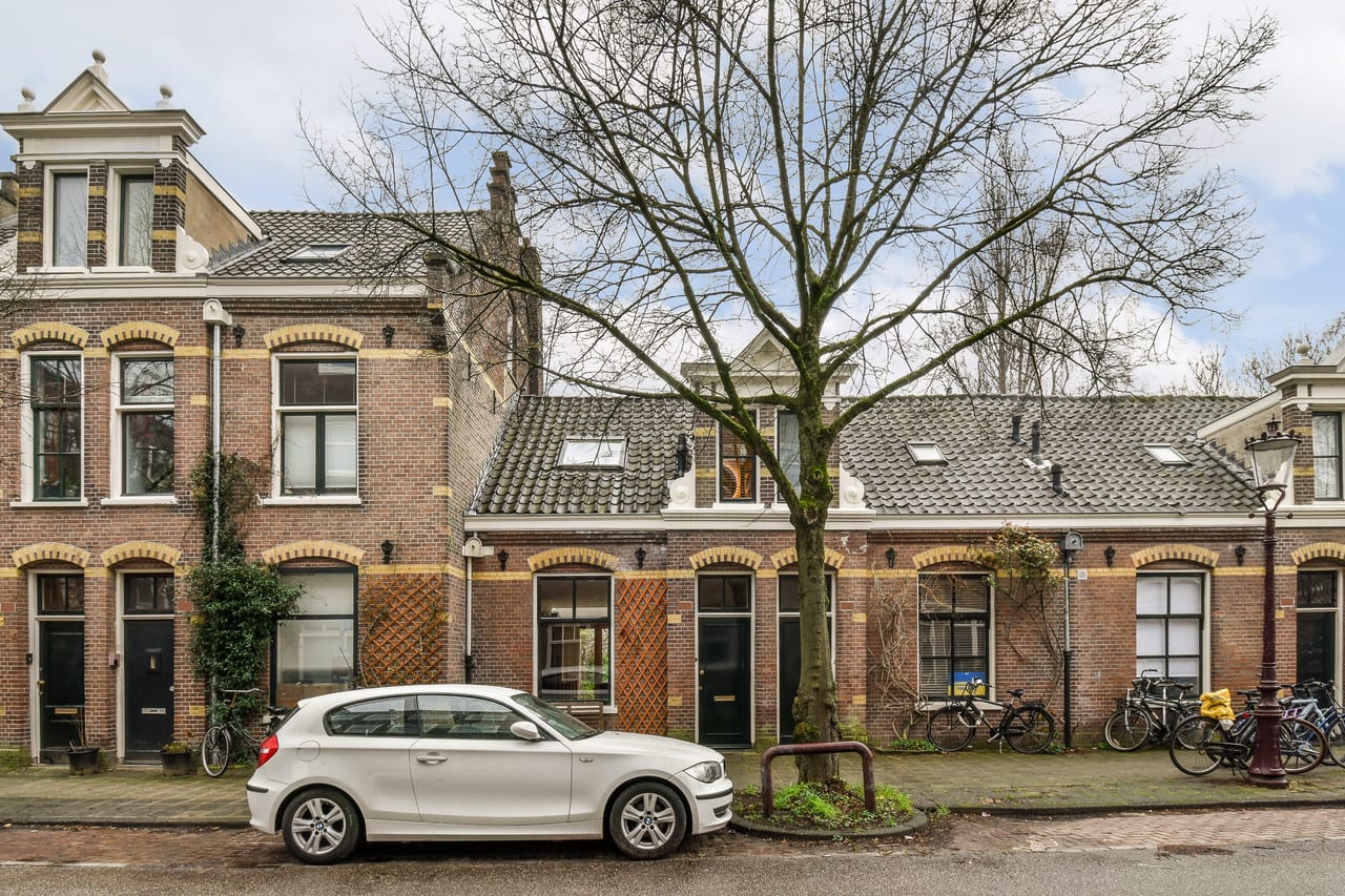 Karakteristieke bakstenen gevel van de diamantslijperhuisjes aan de Lutmastraat