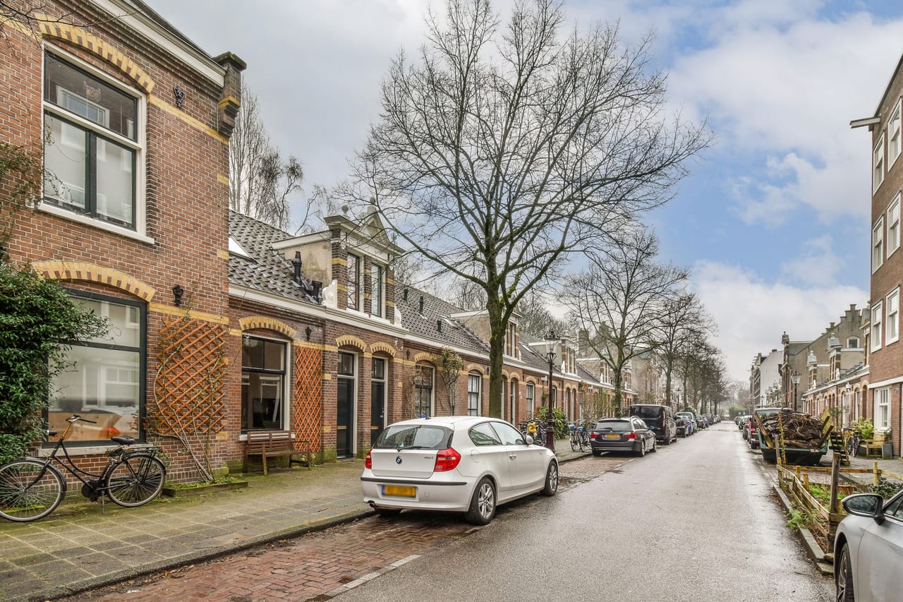 De rustige Lutmastraat met monumentale huisjes en bomen